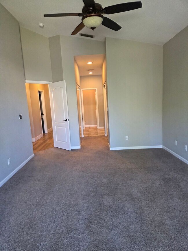 Building Photo - Broadstone - 3bdrm, 2 bath - Close to Shopping, Park & Schools!