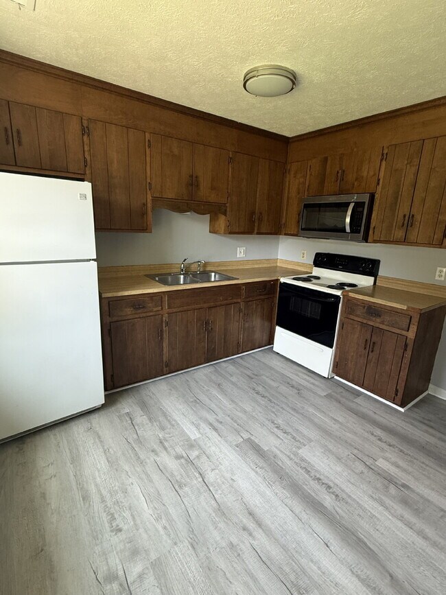 Building Photo - 2 Bedroom 1 Bathroom Apartment in Madison Heights with off street parking.
