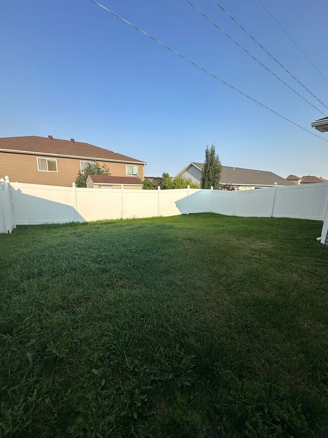 Building Photo - 3 Bedroom Townhouse!