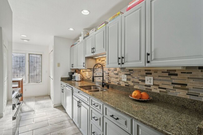 Building Photo - HALF MONTH RENT FREE!!!! GORGEOUS Brick To...