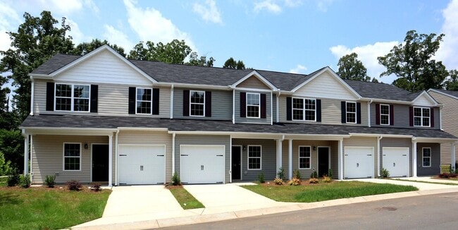 Building Photo - Three bedroom, 2.5 bath townhome in Whitsett