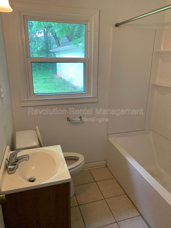 Building Photo - 2715 Larkspur Dr SE
