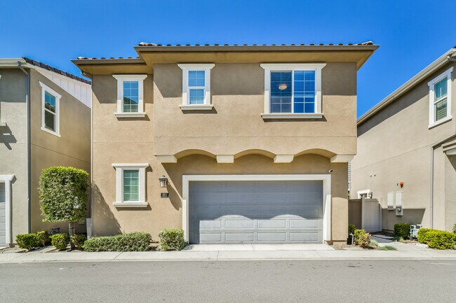 Primary Photo - 211 W Tribella Ct