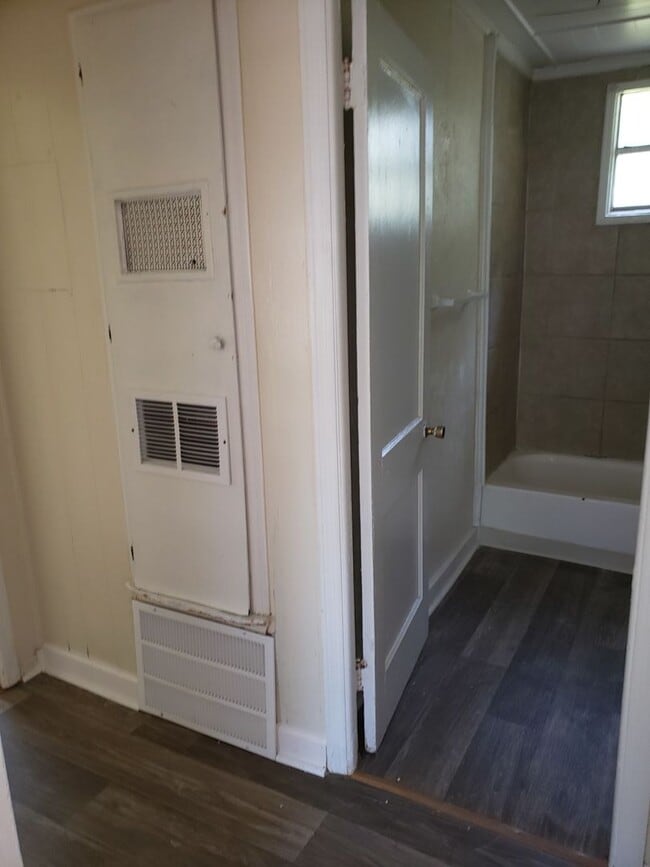 Building Photo - 2 bedroom central air and Heat