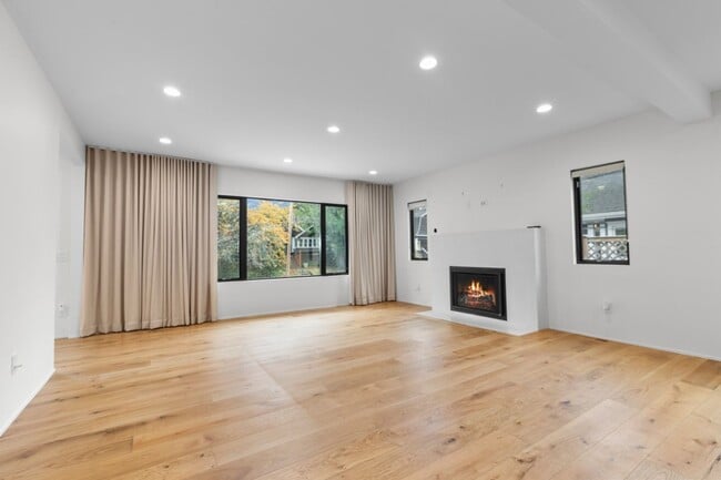 Building Photo - 4Bd/3Ba Seattle House