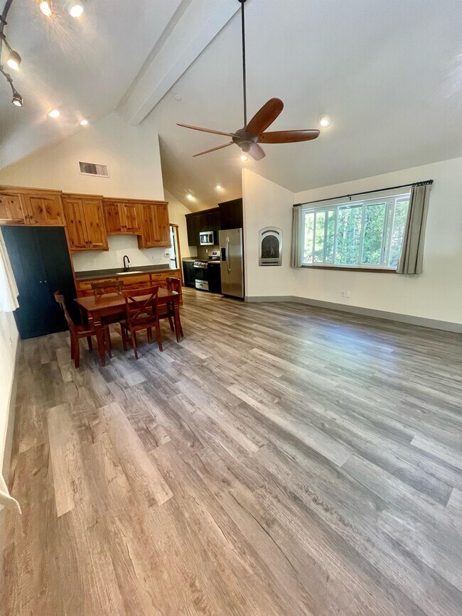 Building Photo - 10375 Laurentian Way