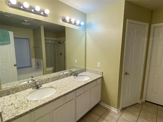 Building Photo - 15943 Breanna Ln