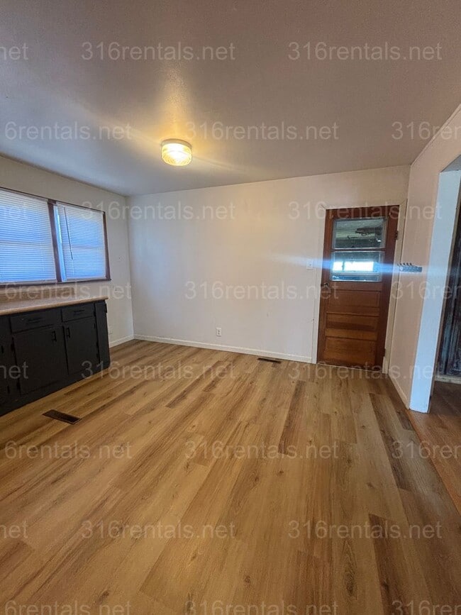 Building Photo - 3 bed 1 bath house available NOW!