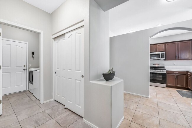 Building Photo - Single Story, 3 Bedroom, 2 Bath in Summerlin!
