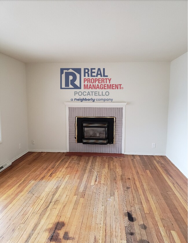 Building Photo - 3 Bedroom 1 Bath Home - 1 car garage - PET...