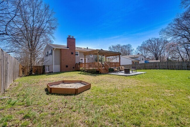 Building Photo - Gorgeous single-family home close to Belvo...