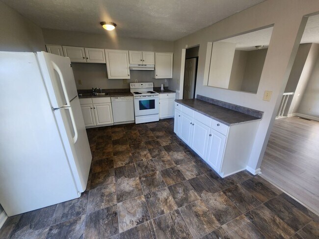 Building Photo - Lovely 4 bedroom 2 full bath bi-level home with large garage