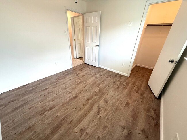 Building Photo - 646 Fair Oak Dr