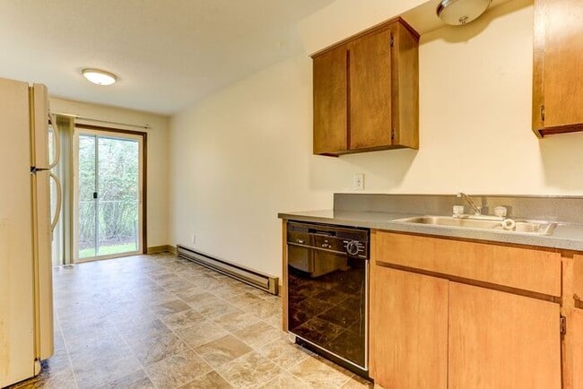 Building Photo - 3 Bedroom 1.5 Bathroom Apartment Home, Washer Dryer in Unit!