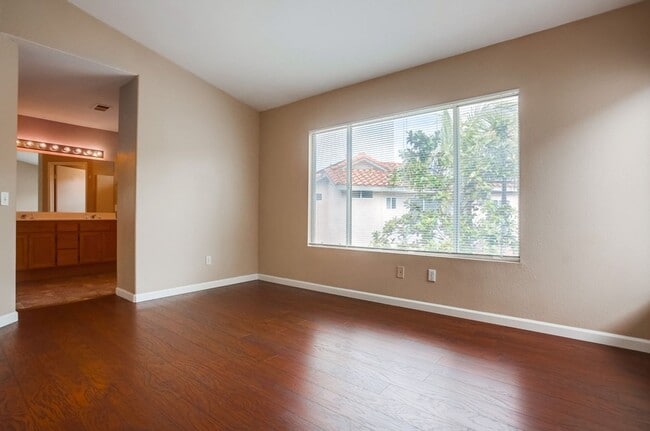 Building Photo - Desirable 3 Bedroom 2 Bath in Ivey Ridge C...