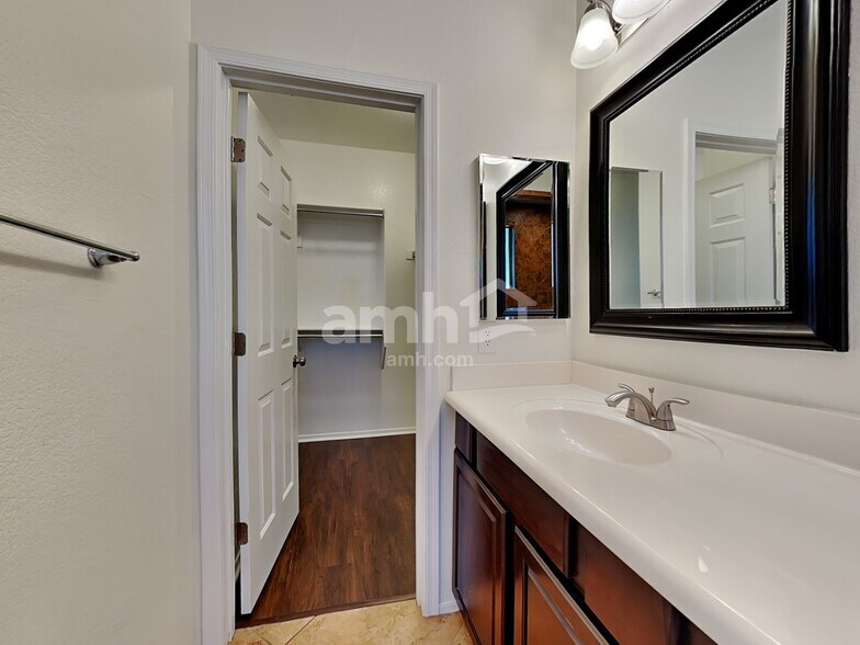 Building Photo - 6211 S Pearl Dr
