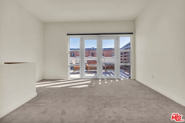 Building Photo - 940 E 2nd St