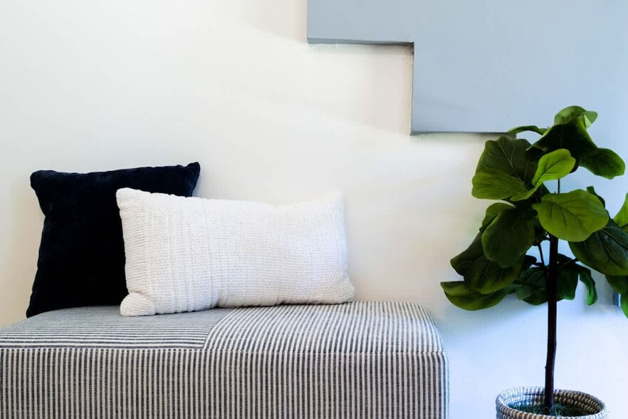 Building Photo - 729 E State St