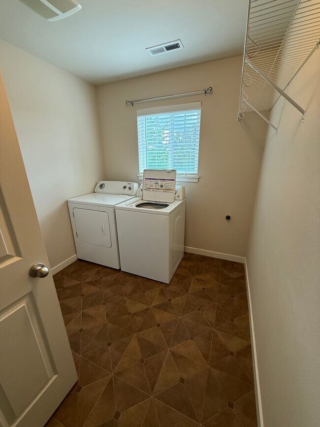Building Photo - Gorgeous 4Bd/2.5Ba Craftsman Home in East Vancouver!