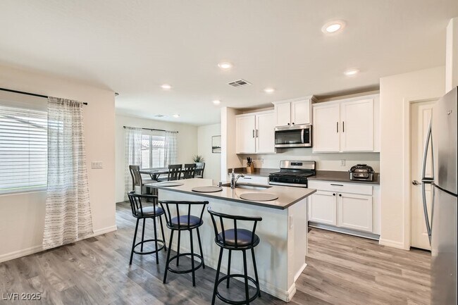 Building Photo - 1585 Desert Path Ave