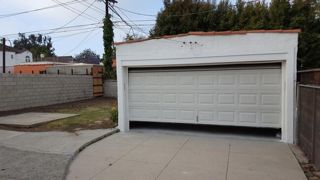 Building Photo - 2038 Malcolm Ave