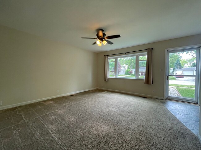 Building Photo - 3BD Home In Highland, IN