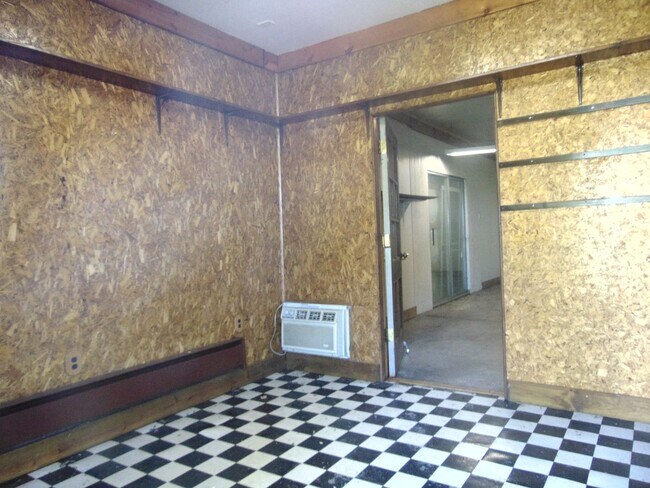 Building Photo - Fayette Family Farm House!