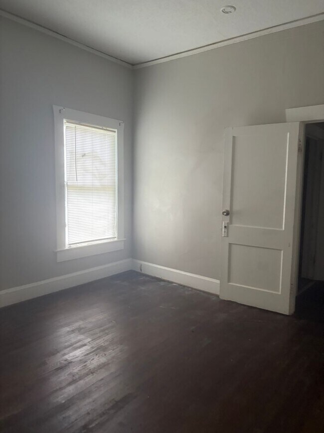Building Photo - Spacious 3BR/2BA Rental with Hardwood Floors & Updated Living Room
