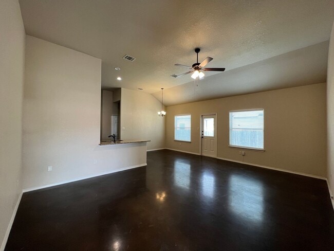 Building Photo - Luxury 3/2 duplex in NBTX