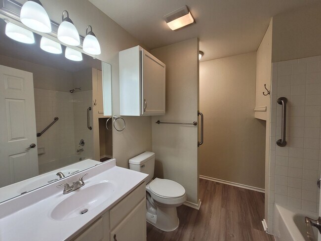 Building Photo - 2 Bed | 2 Bath 1,100 Sq. Ft. Two Car Garag...