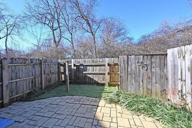 Building Photo - 985 Woodlyn Dr N
