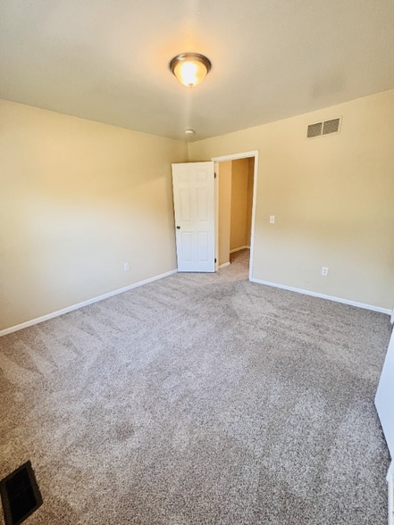 Building Photo - 116 Regents Blvd