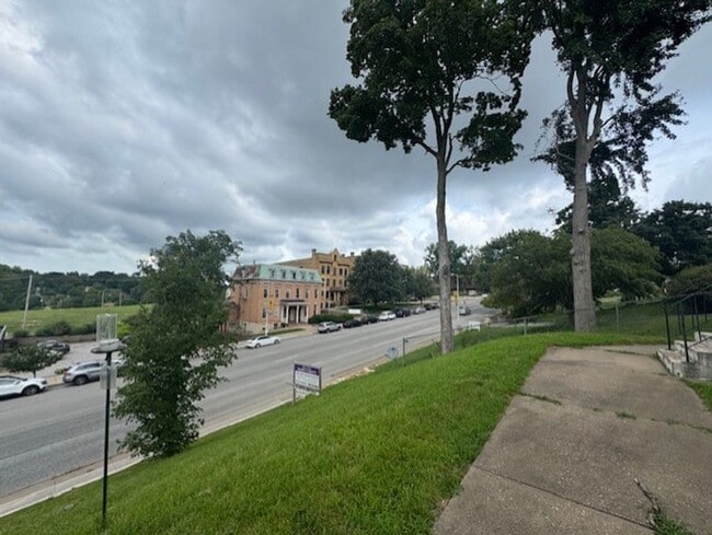 Building Photo - 707 Brady-707
