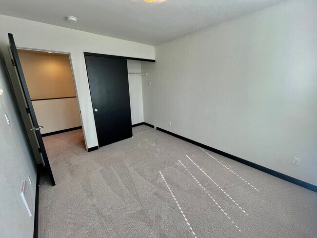 Building Photo - ** HALF MONTH'S FREE RENT **Modern 3bd/2.5...