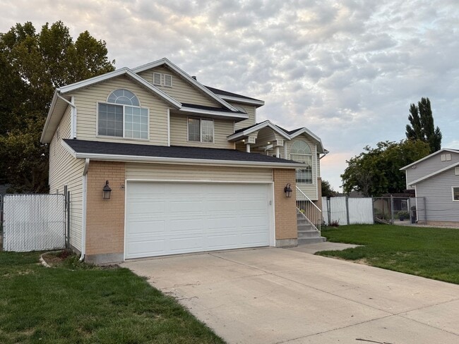 Building Photo - Spacious 5-Bedroom Home in Clinton!