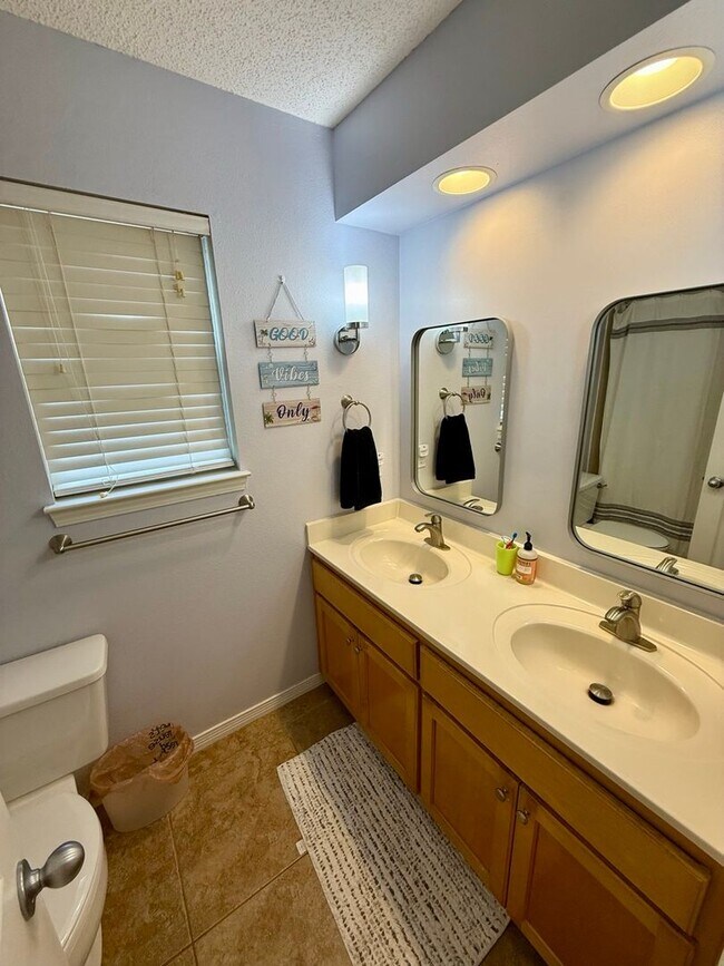 Building Photo - Stunning Bluewater Bay Home in Parkwood Estates!