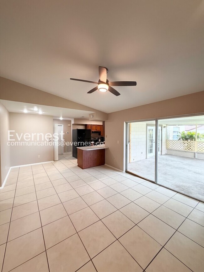 Building Photo - 3 Bed/2 Bath Home with Garage / Pet-Friendly / Vouchers Accepted / Available Now!