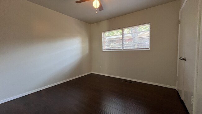 Building Photo - 2153 Huntleigh Dr