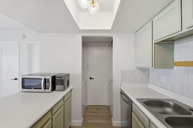 Building Photo - Less than 2 miles from Old Town Scottsdale!