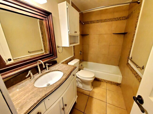 Building Photo - Spacious and Gorgeous 3/2 in Northwest Lub...