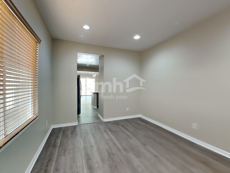 Building Photo - 3304 W Birdwatcher Ave