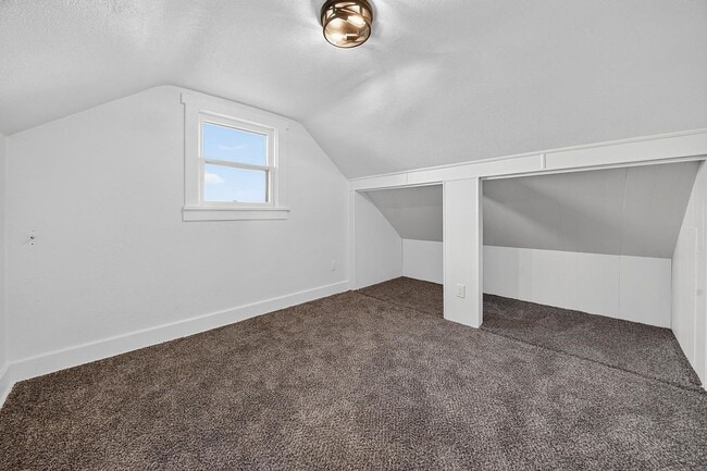 Building Photo - 1503 E Wellesley Ave