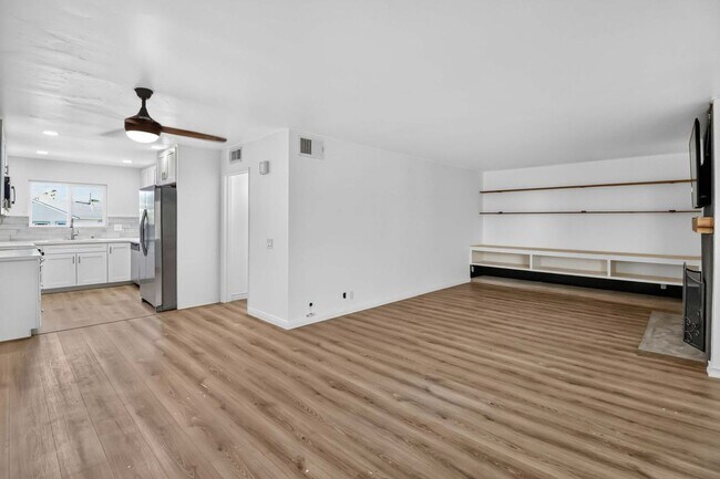 Building Photo - 806 E 4th Ave