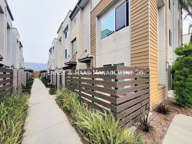 Building Photo - 14414 Strawberry Ln