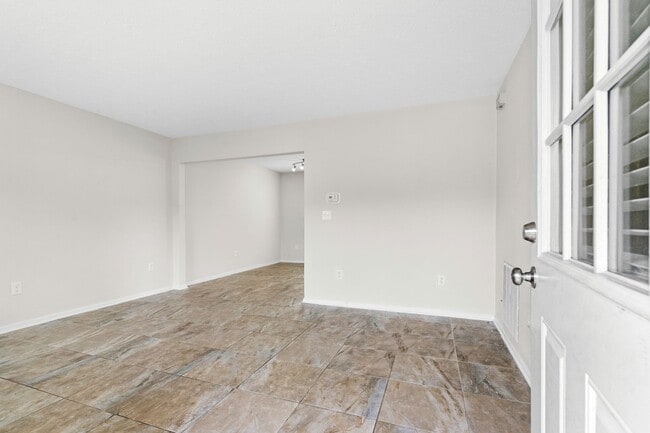 Building Photo - 8 Blocks to the Beach!!