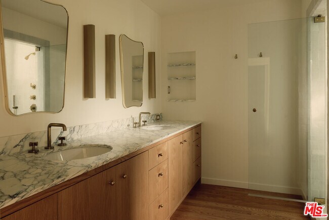 Building Photo - 914 Bienveneda Ave