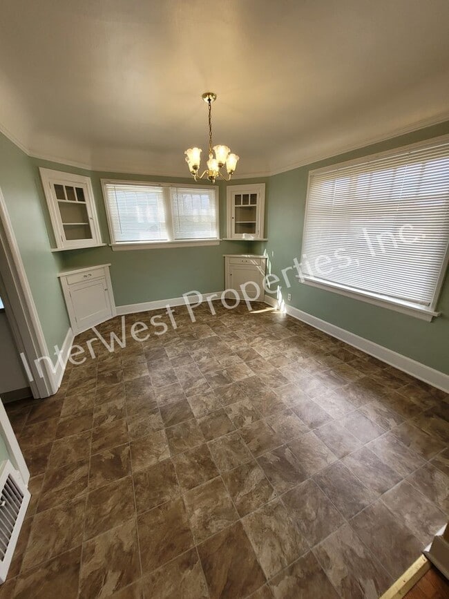 Building Photo - ADORABLE 2 BEDROOM HOUSE IN NORTH PORTLAND WITH LARGE BACK YARD & 2 CAR GARAGE!