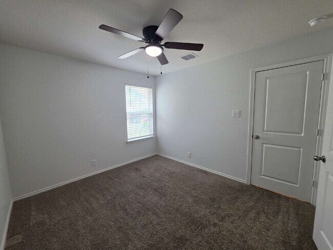 Building Photo - Ready Now – Freshly Painted & Move-In Ready!