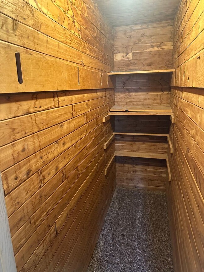 Building Photo - 4 Bed 2 Bath Available!