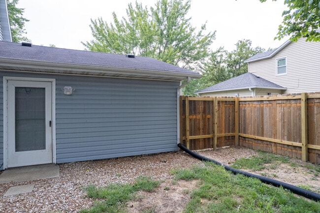Building Photo - 2701 Poppy Way
